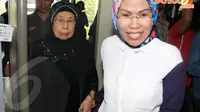 Ditemani Ratu Tatu,sang ibu datang untuk membesuk Wawan yang sudah hampir enam bulan mendekam di Rutan KPK (Liputan6.com/Faisal R Syam)