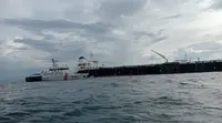 Kementerian Perhubungan sigap mengerahkan 2 kapal patroli Kesatuan Penjagaan Laut dan Pantai merespons kandasnya kapan tanker MT Young Yong di perairan Kepulaun Riau