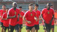 Para pemain Persebaya Surabaya saat menjalani latihan perdana menyambut Liga 1 2024/2025. (Bola.com/Aditya Wany)