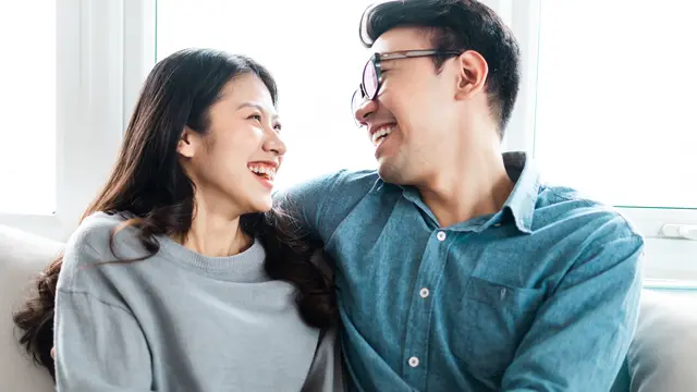 perempuan dan pasangan 10 juli biru