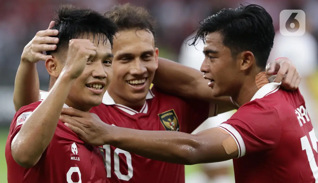 Pemain tengah timnas Indonesia, Witan Sulaeman (kiri) merayakan golnya ke gawang Kamboja pada kualifikasi Grup A Piala AFF 2022 di Stadion Utama Gelora Bung Karno, Jakarta, Jumat (23/12/2022). Egy Maulana Vikry dan Witan Sulaeman berhasil melesakkan gol ke gawang Kamboja hingga laga berakhir dengan kemenangan Indonesia 2-1. (Liputan6.com/Helmi Fithriansyah)