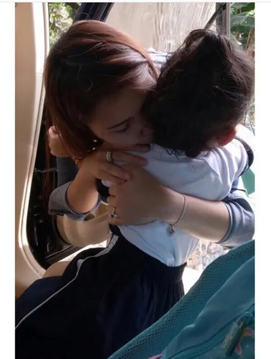 "Apa mau dkata, apa boleh buat....sebenernya enggak gampang ada diposisi seperti ini, rasanya selalu pengen deket bilqis....pengen selalu ada buat bilqis, tp satu sisi bunda harus kerja dan ngg bs nemenin main bilqis, tulis Ayu Ting Ting enam hari lalu. 