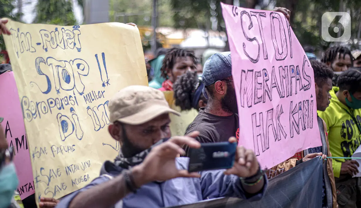 Massa yang tergabung dalam Aliansi Mahasiswa Papua menggelar aksi di kawasan Patung Kuda, Jakarta, Senin (16/11/2020). Mahasiswa menolak operasi Blok Wabu bekas PT Freeport Indonesia, perpanjangan otonomi khusus Papua yang berakhir 2021, dan UU Cipta Kerja. (Liputan6.com/Faizal Fanani)