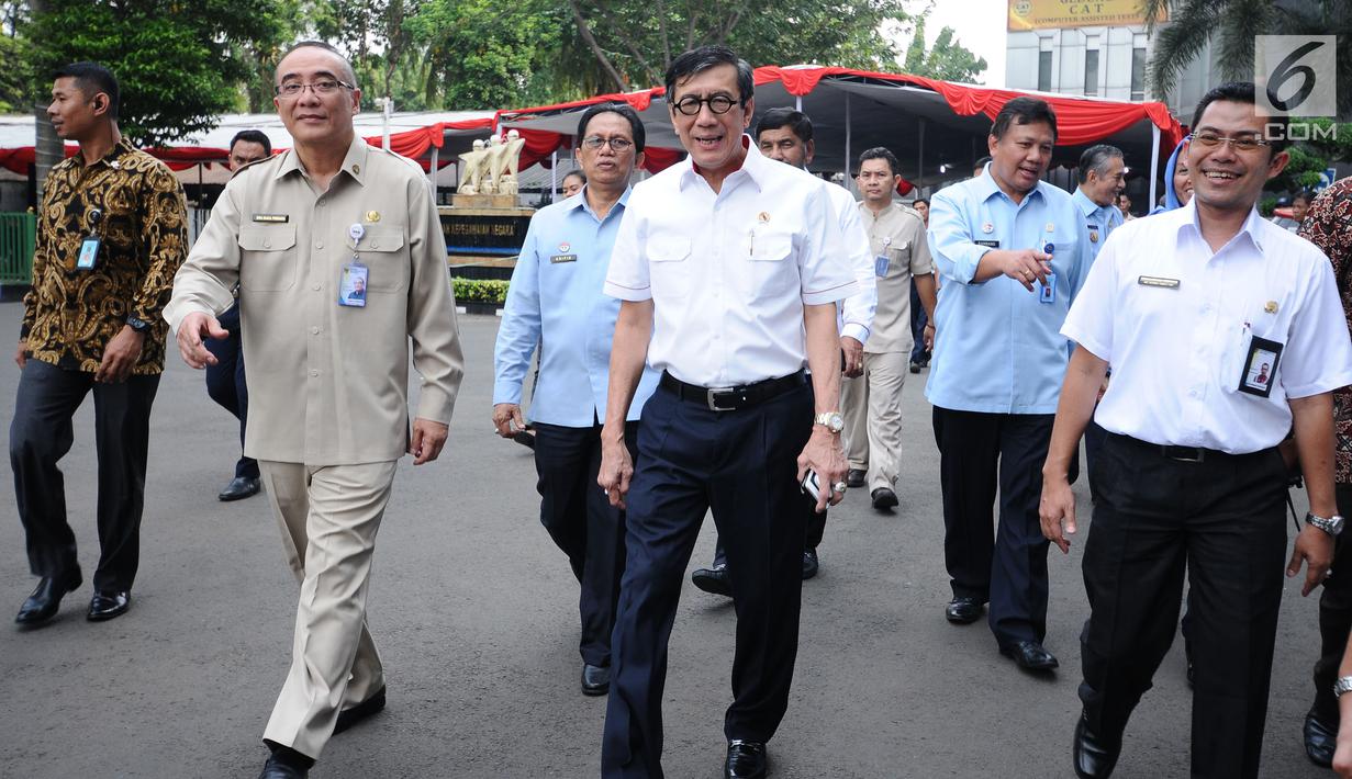 Menkumham Yasonna H Laoly (tengah) usai meninjau tes seleksi CPNS Kemenkumham di gedung BKN, Jakarta, Senin (11/9). Pada 2017, tercatat 1.116.138 pelamar CPNS mendaftar di lingkungan Kemenkumham. (Liputan6.com/Helmi Fithriansyah)