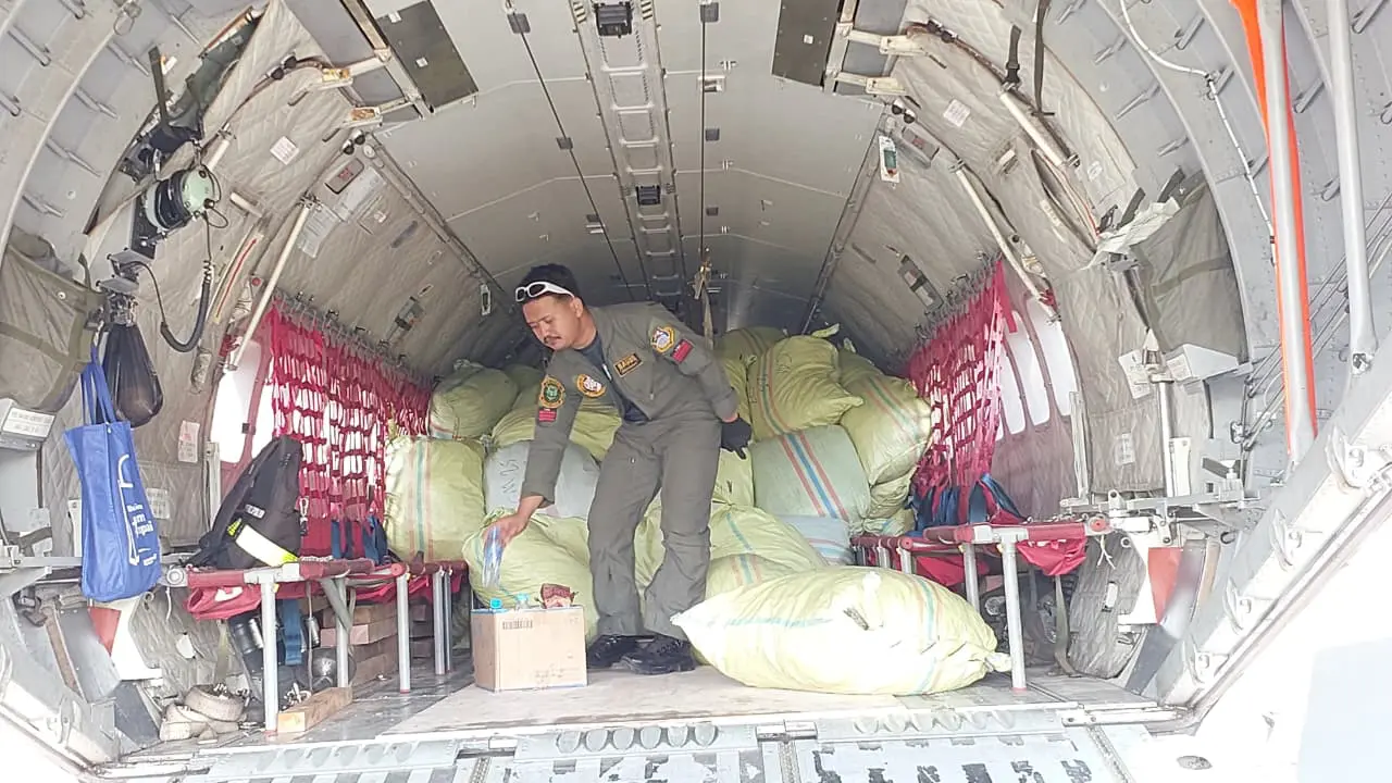 Cabai hasil panen petani di Kabupaten Bener Meriah, Aceh diangkut menggunakan pesawat Airbus CN-295M milik Tentara Nasional Indonesia Angkatan Udara (TNI AU). (Foto: Bapanas)