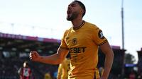 Penyerang Wolverhampton Wanderers asal Brasil #10, Matheus Cunha, merayakan gol pertamanya dalam pertandingan putaran kelima Piala FA Inggris antara AFC Bournemouth dan Wolverhampton Wanderers di Stadion Vitality, London, pada tanggal 1 Maret 2025. (JUSTIN TALLIS/AFP)