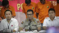 Kabid Humas Polda Metro Jaya Kombes Argo Yuwono didampingi jajaran memberikan keterangan kepada wartawan saat rilis pengungkapan tindak pidana perampasan truk tangki Pertamina di Polda Metro Jaya, Jakarta, Selasa (19/3). (Liputan6.com/Faizal Fanani)