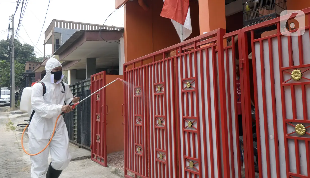 Anggota Brimob Batalion A Ciputat melakukan penyemprotan disinfektan di kawasan Bambu Apus, Tangerang Selatan, Banten, Selasa (4/8/2020). Penyemprotan terhadap rumah, sekolah, serta masjid tersebut dilakukan untuk mencegah penyebaran COVID-19 yang terus meningkat. (merdeka.com/Dwi Narwoko)