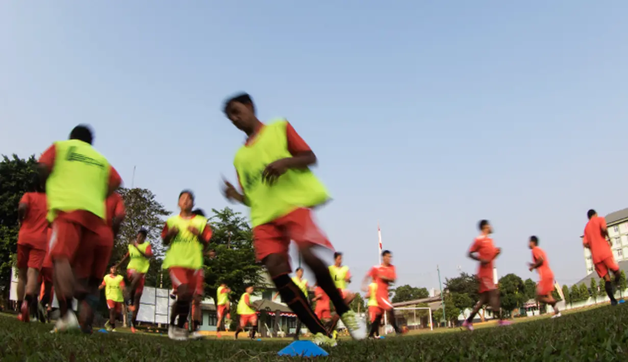 Sejumlah pemain Persija berlatih jelang Piala Presiden 2015 di Lapangan Yon Zikon 14, Jakarta, Jumat (21/8/2015). Persija akan memainkan laga perdana di Piala Presiden 2015 melawan Bali United Pusam.(Bola.com/Vitalis Yogi Trisna)