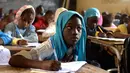 Ekspresi seorang murid saat menghadiri kelas di sekolah dasar di Pikine, di pinggiran Dakar, (30/1). Beberapa kepala negara, termasuk presiden Prancis dan Presiden Senegal mensponsori pertemuan tersebut. (AFP Photo/Seyllou)