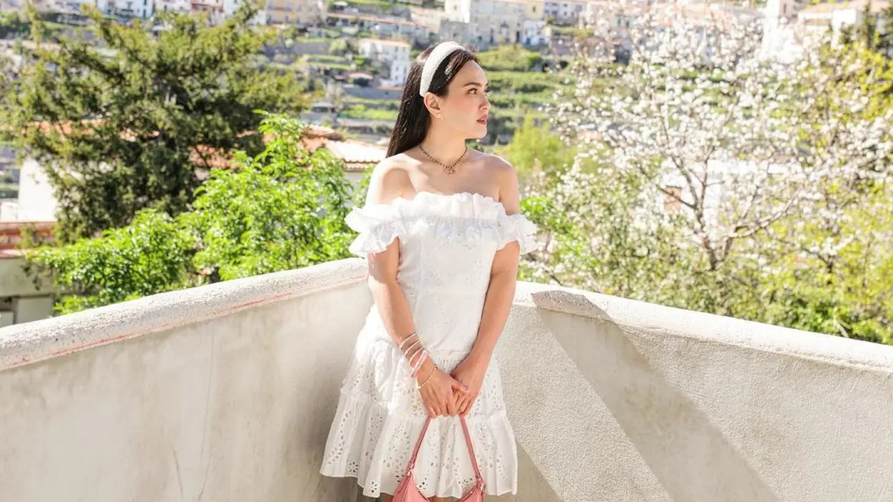 8 OOTD Feminin Shandy Aulia yang Selalu Cosplay ala Barbie