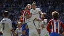 Pemain Real Madrid Real Madrid, Pepe (tengah) saat berebut bola dengan pemain Atletico Madrid, Diego Godin pada laga La Liga di Santiago Bernabeu stadium, Madrid, (8/4/2017). Real Madrid bermain Imbang 1-1 dengan Atletico.(AP/Daniel Ochoa de Olza)