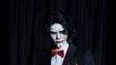 Di sisi lain, Shotaro menampilkan sisi misteriusnya dengan mengenakan kostum Jigsaw. Makeupnya mirip banget. (Instagram @smtown)