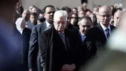 Presiden Palestina, Mahmoud Abbas (tengah), saat menghadiri pemakaman Abu Ein yang dibunuh tentara Isreal, Kamis (11/12/2014). (AFP PHOTO/Thomas Coex)
