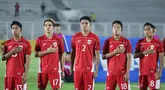 Bek Timnas Indonesia U-22, Muhammad Ferrari, tampil beda dengan rekan setimnya saat menyanyikan lagu Indonesia Raya pada Laga uji coba melawan India di Stadion Madya, Jakarta, Jumat (10/10/2025). (Bola.com/M Iqbal Ichsan)