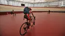 Sejumlah atlet bersiap latihan di Jakarta International Velodrome, Rawamangun, Jakarta, Senin (9/7). Arena balap sepeda yang dibangun dengan dana APBD DKI sebesar Rp 665 miliar mampu menampung sekitar 3.000 penonton. (Merdeka.com/Iqbal S. Nugroho)