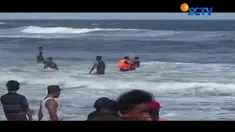 Kejadian berawal ketika ketujuh korban mandi di pantai. Tiba-tiba saja mereka terseret ombak, dan tenggelam. Empat orang berhasil diselamatkan, namun tiga lainnya tewas di lokasi.