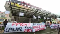 Pedagang Sukaramai Trade Center Pekanbaru protes PPKM diperpanjang dengan mengibarkan bendera putih. (Liputan6.com/M Syukur)