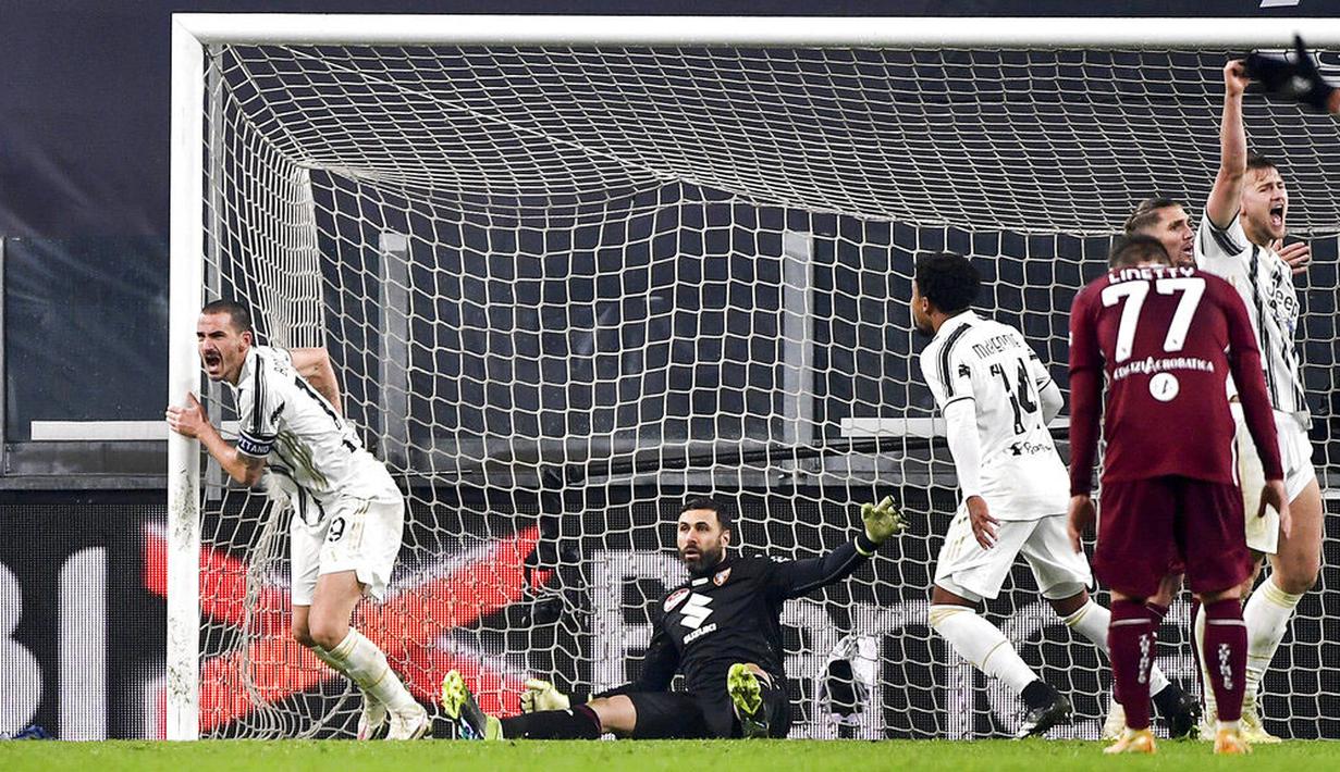 Bek Juventus, Leonardo Bonucci, melakukan selebrasi usai mencetak gol ke gawang Torino pada laga Liga Italia di Stadion Allianz, Minggu (6/12/2020). Juventus menang dengan skor 2-1. (Marco Alpozzi/LaPresse via AP)