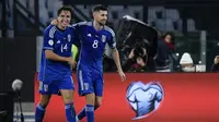 Jorginho (kanan) bersama Federico Chiesa saat memperkuat Timnas Italia bersua Makedonia Utara di Kualifikasi Euro 2024. (Filippo MONTEFORTE / AFP)