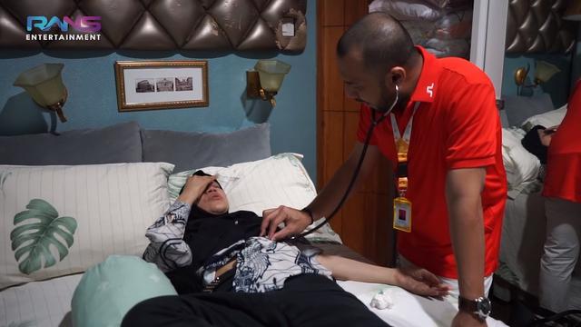 Dorce Gamalama Jatuh Sakit, Begini 7 Potretnya Diperiksa Dokter Hingga Diinfus