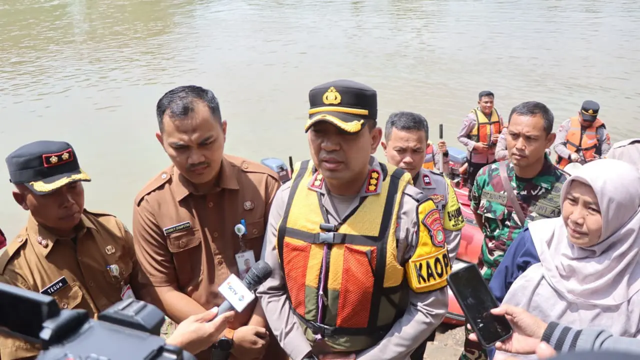 Kapolres Metro Tangerang Kota Kombes Pol. Raden Muhammad Jauhari, lakukan pengecekan kondisi Bantaran Sungai Cisadane di Jalan Kali Pasir, Kelurahan Babakan, Kecamatan dan Kota Tangerang, Selasa (10/2/2026) (Istimewa)