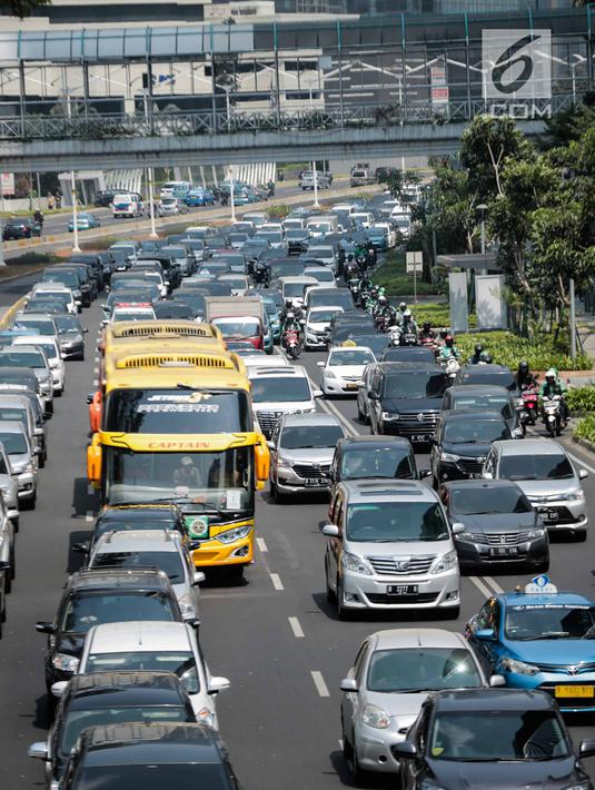 Kendaraan melintas di kawasan Jalan Jenderal Sudirman, Jakarta, Rabu (31/7/2019). Gubernur Anies Baswedan menyampaikan sistem pembatasan kendaraan berdasarkan nomor polisi ganjil dan genap menjadi salah satu rencana Pemprov DKI Jakarta mengatasi polusi udara di Jakarta. (Liputan6.com/Faizal Fanani)