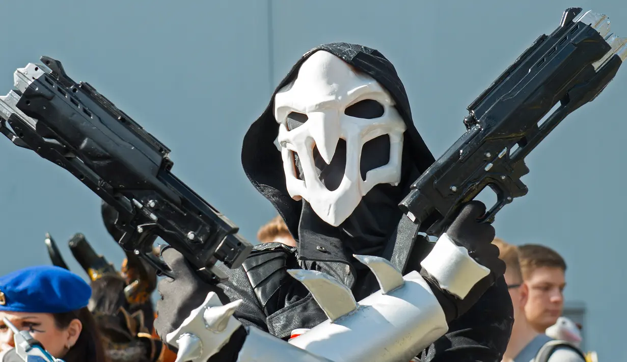 Seorang cosplayer mengenakan kostum berpose saat mengikuti pameran Manga-Comic-Con di Book Fair Internasional di Leipzig, Jerman (25/3). (AP Photo/Jens Meyer)