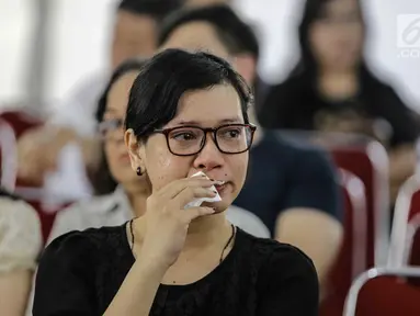 Jemaat mengusap air mata saat menyaksikan prosesi jalan salib di Gereja Katedral, Jakarta, Jumat (30/3). Banyak di antara jemaat yang menangis mengenang pengorbanan Yesus. (Liputan6.com/Faizal Fanani)