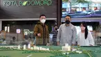 General Manager Marketing Kota Podomoro Tenjo Yoga Gunawan (kiri) berbincang dengan calon konsumen di depan maket Kota Podomoro Tenjo, di sela-sela peluncuran Klaster Kaliandra Kota Podomoro Tenjo, Bogor, Jawa Barat, (26/2/2022). (Liputan6.com/HO/Ading)