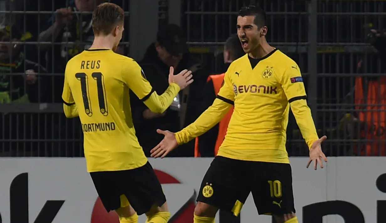 Pemain Borussia Dortmund, Marco Reus, merayakan gol kedua yang dicetaknya ke gawang Porto dalam laga leg pertama 32 besar Liga Europa di Stadion Signal Iduna Park, Dortmund, Jumat (19/2/2016) dini hari WIB, (AFP/Patrik Stollarz)