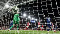 Gelandang Arsenal asal Spanyol Mikel Merino merayakan gol yang akan dianulir karena posisi offside selama pertandingan sepak bola Leg Pertama Semifinal Liga Champions UEFA antara Arsenal dan Paris Saint-Germain (PSG) di Stadion Emirates di London utara, pada 29 April 2025.Adrian DENNIS / AFP