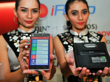 Dua model menunjukkan poster saat launching iREAP Pos Pro di Jakarta, Rabu (25/5/2016). iREAP Pos merupakan aplikasi berbasis android yang mempermudah pengusaha mikro untuk mengelola bisnis. (Liputan6.com/Yoppy Renato)