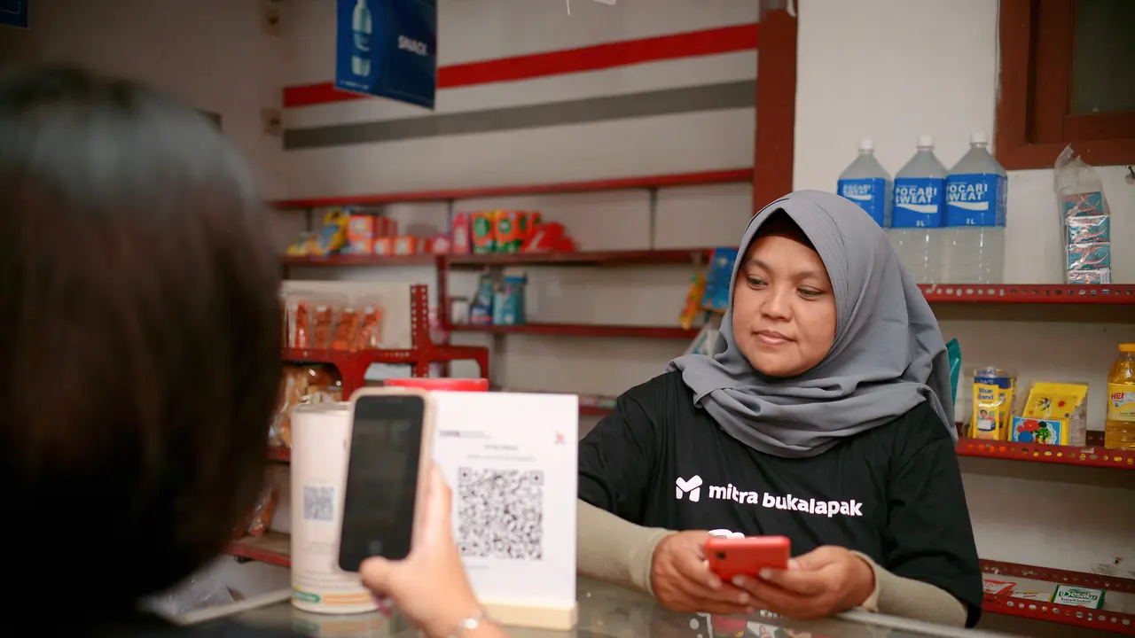 Irma, Mitra asal Sleman, memanfaatkan QRIS di warung sebagai media pembayaran digital untuk pelanggan. (Foto: Bukalapak)