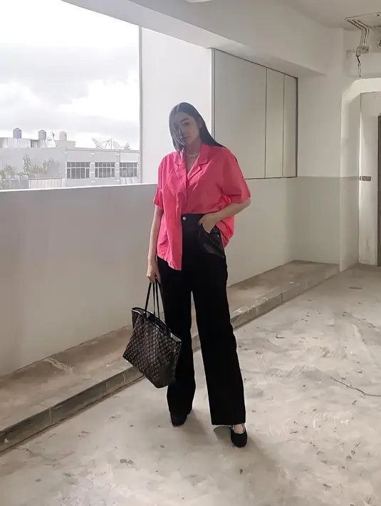 Seolah belum lengkap rasanya berpose di depan kamera tanpa menenteng tas. Patricia Devina terlihat bak ABG meski kini sudah punya seorang buah hati. (Liputan6.com/IG/@pattdevdex).