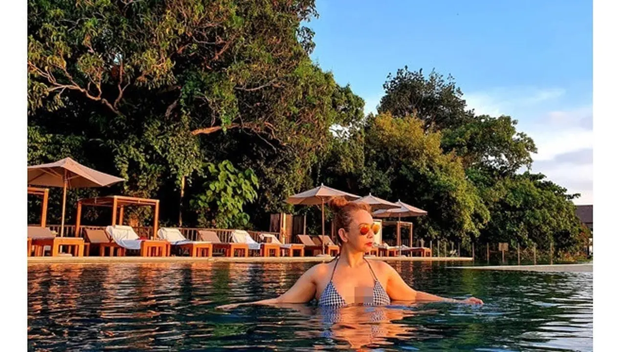 6 Gaya Trendi Kiki Fatmala, Makin Awet Muda di Usia ke-50