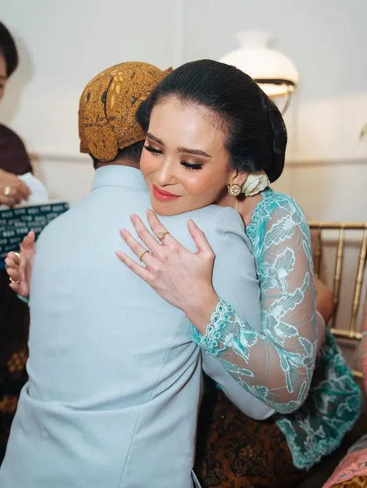 Ayushita pun menyanggul rambutnya dengan sanggul Jawa yang khas. Memancarkan aura khas mba-mba Jawa yang ayu dan menawan [@ayushita]