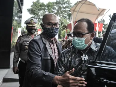 Direktur Utama PT Waskita Beton Precast Jarot Subana tiba di Gedung KPK, Jakarta, Kamis (23/7/2020). Jarot dijemput paksa penyidik KPK setelah tiga kali mangkir memenuhi panggilan kasus dugaan tindak pidana korupsi proyek fiktif pada BUMN PT Waskita Karya (Persero) Tbk. (merdeka.com/Iqbal Nugroho)