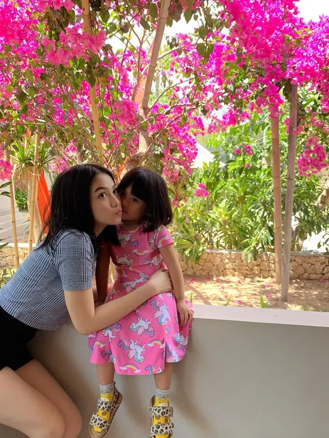 Bak Kakak Kandung, Ini 6 Potret Kebersamaan Aisyah Aqilah dengan Adik Athalla Naufal