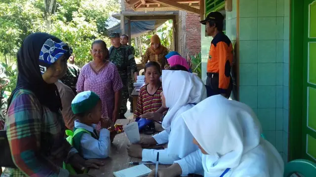 Warga megantre di Posko Kesehatan Banjir Tarisi, Wanareja, Cilacap. (Foto: Liputan6.com/BPBD Cilacap/Muhamad Ridlo)