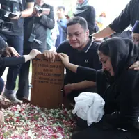 Ashanty baru saja ditinggal sang bunda untuk selama-lamanya. Sang ibunda, Ratu Farida Danan Siddik binti Abdullah Siddik meninggal pada Minggu (6/11) pukul 16.30 WIB, dalam usia 72 tahun. (Galih W. Satria/Bintang.com)
