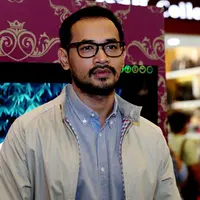 Berlian menjadi tanda cinta Oka Antara pada sang istri.