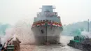 Confetti dan asap berwarna bendera nasional India menandai masuknya INS Vindhyagiri ke Sungai Hooghly di Kolkata, India, Kamis (17/8/2023). INS Vindhyagiri merupakan kapal perang baru untuk angkatan laut India. (AP Photo/Bikas Das)