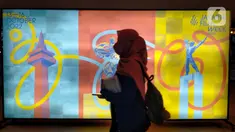 Seorang pengunjung melintas saat mengunjungi pameran Jakarta Film Week 2022 hari kedua di CGV Grand Indonesia, Jakarta, Jumat (14/10/2022). Jakarta Film Week merupakan festival film internasional yang berbasis di Jakarta. selain bisa dihadiri secara langsung selama festival berlangsung, festival ini dapat dinikmati pecinta film di seluruh Indonesia secara daring. (Liputan6.com/magang/Aida Nuralifa)