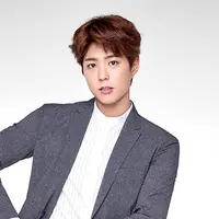 Pada sebuah komunitas online, mereka menunggah beberapa tulisan tangan aktor kelahiran 16 Juni 1993 itu. Tulisan cowok berwajah tampan itu benar-benar bagus dan rapi. (Foto: Soompi.com)