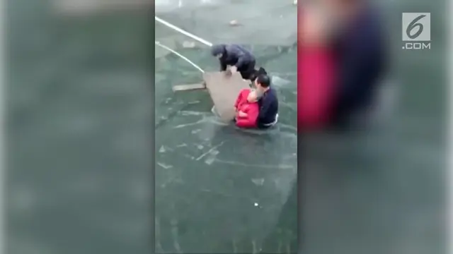 Seorang pria banyak dipuji warganet karena menyelamatkan nenek yang terjebak di sungai es.