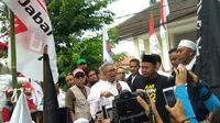 Buni Yani berorasi usai sidang dakwaan di PN Bandung, Selasa (13/6/2017)