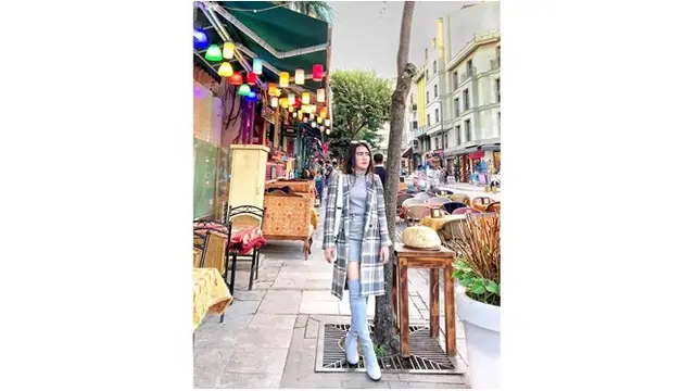 Via Vallen tampak cantik saat berpose di sudut bangunan. Ia memakai turtle neck yang membuat bagian lehernya jadi perhatian warganet karena terlihat seolah tak memiliki leher.
