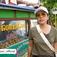 Mayangsari beli makanan pinggir jalan (YouTube/MST Production)