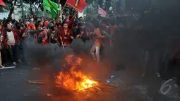 Api yang berkobar di area aksi membuat suasana semakin memanas, Jakarta, Kamis (21/5/2015). Para mahasiswa menuntut Jokowi-JK untuk turun karena dinilai telah gagal memimpin. (Liputan6.Com/JohanTallo)